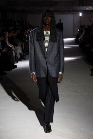 2/39 | Junya Watanabe Fall 2024 Menswear | Photo: NOWFASHION.com Junya Watanabe Fall 2024 Menswear | Photo: NOWFASHION.com