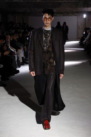 3/39 | Junya Watanabe Fall 2024 Menswear | Photo: NOWFASHION.com Junya Watanabe Fall 2024 Menswear | Photo: NOWFASHION.com