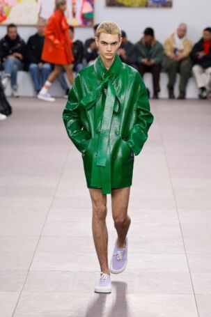1/56 | Loewe Fall 2024 Menswear | Photo: NOWFASHION.com Loewe Fall 2024 Menswear | Photo: NOWFASHION.com