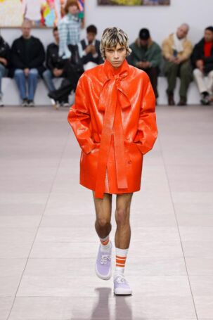 2/56 | Loewe Fall 2024 Menswear | Photo: NOWFASHION.com Loewe Fall 2024 Menswear | Photo: NOWFASHION.com