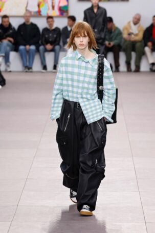 3/56 | Loewe Fall 2024 Menswear | Photo: NOWFASHION.com Loewe Fall 2024 Menswear | Photo: NOWFASHION.com