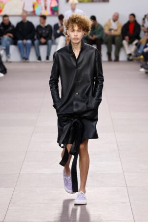 4/56 | Loewe Fall 2024 Menswear | Photo: NOWFASHION.com Loewe Fall 2024 Menswear | Photo: NOWFASHION.com