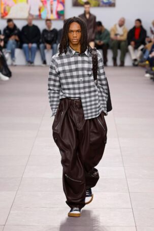 6/56 | Loewe Fall 2024 Menswear | Photo: NOWFASHION.com Loewe Fall 2024 Menswear | Photo: NOWFASHION.com