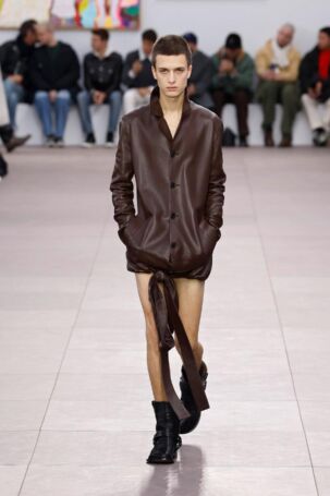 7/56 | Loewe Fall 2024 Menswear | Photo: NOWFASHION.com Loewe Fall 2024 Menswear | Photo: NOWFASHION.com