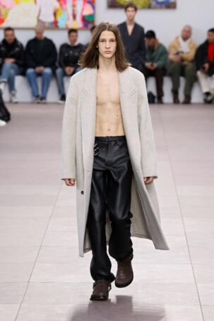 8/56 | Loewe Fall 2024 Menswear | Photo: NOWFASHION.com Loewe Fall 2024 Menswear | Photo: NOWFASHION.com