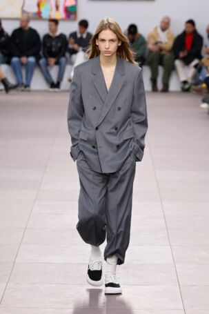10/56 | Loewe Fall 2024 Menswear | Photo: NOWFASHION.com Loewe Fall 2024 Menswear | Photo: NOWFASHION.com