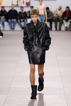 11/56 | Loewe Fall 2024 Menswear | Photo: NOWFASHION.com Loewe Fall 2024 Menswear | Photo: NOWFASHION.com
