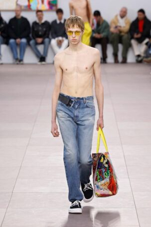 12/56 | Loewe Fall 2024 Menswear | Photo: NOWFASHION.com Loewe Fall 2024 Menswear | Photo: NOWFASHION.com