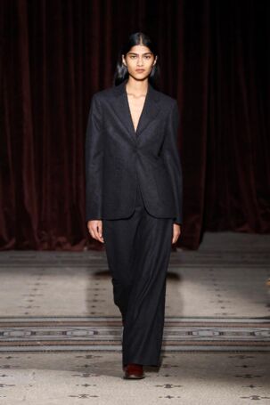 3/32 | Wales Bonner Fall 2024 Menswear | Photo: NOWFASHION.com Wales Bonner Fall 2024 Menswear | Photo: NOWFASHION.com
