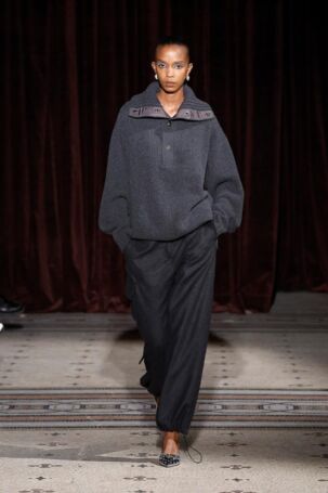 4/32 | Wales Bonner Fall 2024 Menswear | Photo: NOWFASHION.com Wales Bonner Fall 2024 Menswear | Photo: NOWFASHION.com