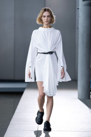 1/45 | HARUNOBUMURATA Spring 2024 | Photo Credit: JFWO Japan Fashion Week Organization HARUNOBUMURATA Spring 2024 | Photo Credit: JFWO Japan Fashion Week Organization