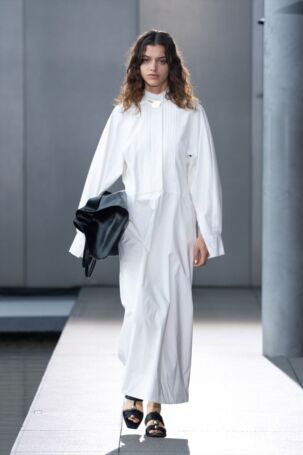 3/45 | HARUNOBUMURATA Spring 2024 | Photo Credit: JFWO Japan Fashion Week Organization HARUNOBUMURATA Spring 2024 | Photo Credit: JFWO Japan Fashion Week Organization