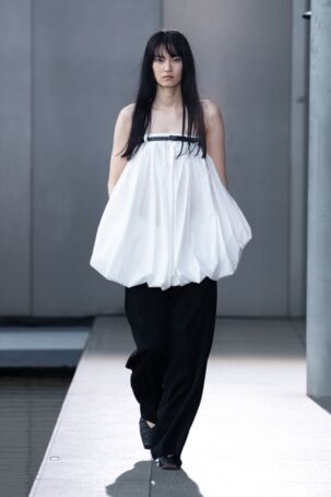 4/45 | HARUNOBUMURATA Spring 2024 | Photo Credit: JFWO Japan Fashion Week Organization HARUNOBUMURATA Spring 2024 | Photo Credit: JFWO Japan Fashion Week Organization