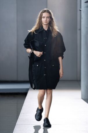 5/45 | HARUNOBUMURATA Spring 2024 | Photo Credit: JFWO Japan Fashion Week Organization HARUNOBUMURATA Spring 2024 | Photo Credit: JFWO Japan Fashion Week Organization