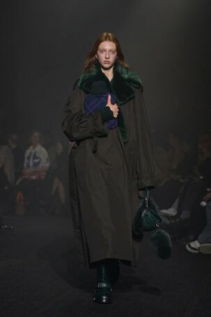 1/55 | Burberry Fall 2023 | Photo: NOWFASHION.com Burberry Fall 2023 | Photo: NOWFASHION.com