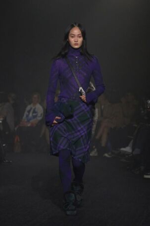 3/55 | Burberry Fall 2023 | Photo: NOWFASHION.com Burberry Fall 2023 | Photo: NOWFASHION.com