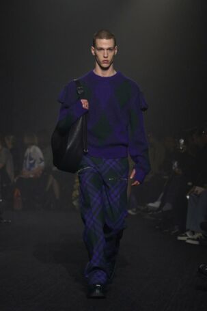 5/55 | Burberry Fall 2023 | Photo: NOWFASHION.com Burberry Fall 2023 | Photo: NOWFASHION.com