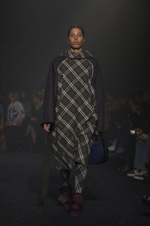 6/55 | Burberry Fall 2023 | Photo: NOWFASHION.com Burberry Fall 2023 | Photo: NOWFASHION.com