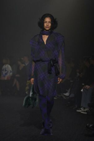 7/55 | Burberry Fall 2023 | Photo: NOWFASHION.com Burberry Fall 2023 | Photo: NOWFASHION.com