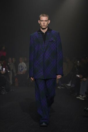 8/55 | Burberry Fall 2023 | Photo: NOWFASHION.com Burberry Fall 2023 | Photo: NOWFASHION.com