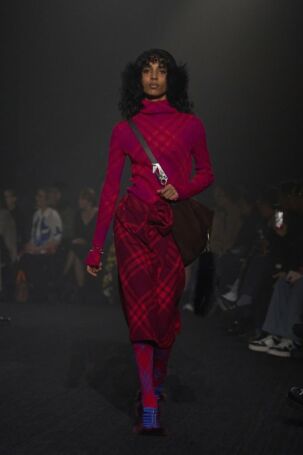 9/55 | Burberry Fall 2023 | Photo: NOWFASHION.com Burberry Fall 2023 | Photo: NOWFASHION.com