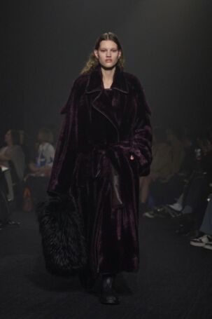 10/55 | Burberry Fall 2023 | Photo: NOWFASHION.com Burberry Fall 2023 | Photo: NOWFASHION.com