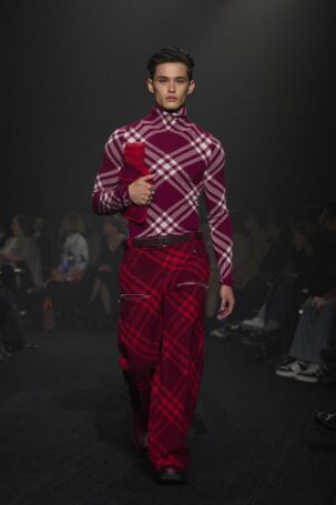 11/55 | Burberry Fall 2023 | Photo: NOWFASHION.com Burberry Fall 2023 | Photo: NOWFASHION.com