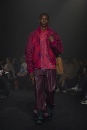 12/55 | Burberry Fall 2023 | Photo: NOWFASHION.com Burberry Fall 2023 | Photo: NOWFASHION.com