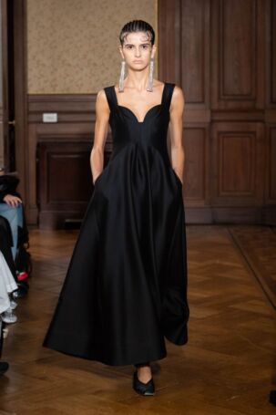 2/41 | HARUNOBUMURATA Fall 2023 | Courtesy of Japan Fashion Week Organization HARUNOBUMURATA Fall 2023 | Courtesy of Japan Fashion Week Organization