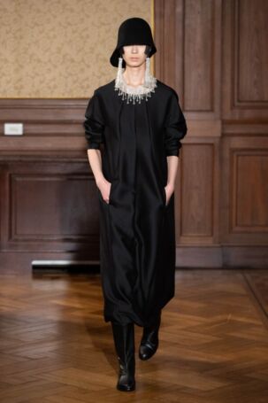 7/41 | HARUNOBUMURATA Fall 2023 | Courtesy of Japan Fashion Week Organization HARUNOBUMURATA Fall 2023 | Courtesy of Japan Fashion Week Organization