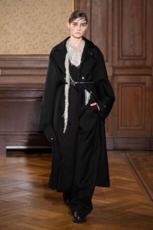 9/41 | HARUNOBUMURATA Fall 2023 | Courtesy of Japan Fashion Week Organization HARUNOBUMURATA Fall 2023 | Courtesy of Japan Fashion Week Organization