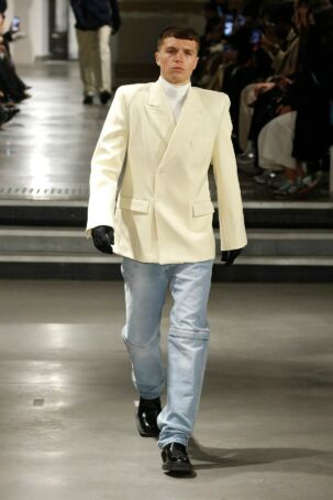 3/60 | VTMNTS Fall 2022 | Photo: NOWFASHION.com VTMNTS Fall 2022 | Photo: NOWFASHION.com
