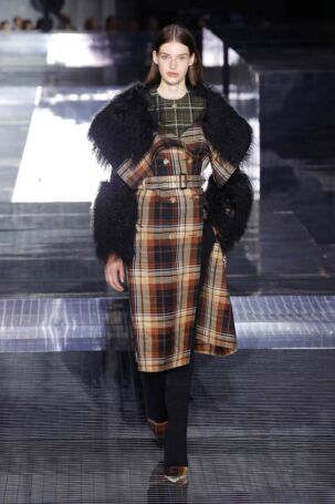 3/109 | Burberry Fall 2020 | Photo: NOWFASHION.com Burberry Fall 2020 | Photo: NOWFASHION.com