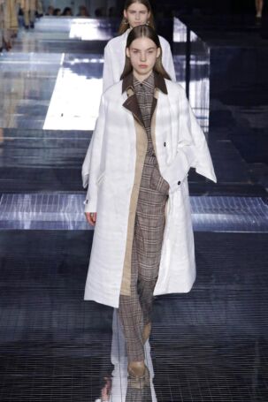 12/109 | Burberry Fall 2020 | Photo: NOWFASHION.com Burberry Fall 2020 | Photo: NOWFASHION.com
