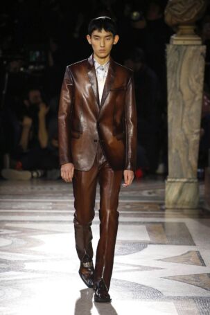 1/48 | Berluti Fall 2019 Menswear | Photo: NOWFASHION.com Berluti Fall 2019 Menswear | Photo: NOWFASHION.com