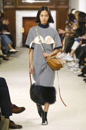 1/45 | Loewe Fall 2018 | Photo: NOWFASHION.com Loewe Fall 2018 | Photo: NOWFASHION.com