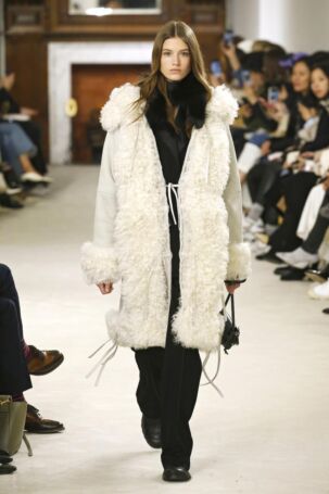 2/45 | Loewe Fall 2018 | Photo: NOWFASHION.com Loewe Fall 2018 | Photo: NOWFASHION.com