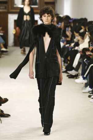3/45 | Loewe Fall 2018 | Photo: NOWFASHION.com Loewe Fall 2018 | Photo: NOWFASHION.com