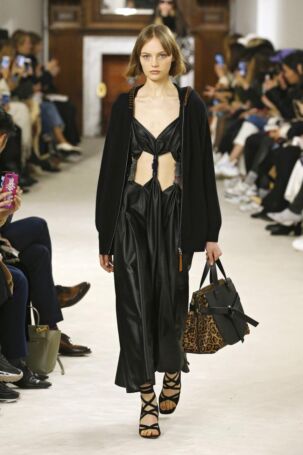 4/45 | Loewe Fall 2018 | Photo: NOWFASHION.com Loewe Fall 2018 | Photo: NOWFASHION.com