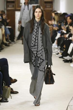 7/45 | Loewe Fall 2018 | Photo: NOWFASHION.com Loewe Fall 2018 | Photo: NOWFASHION.com