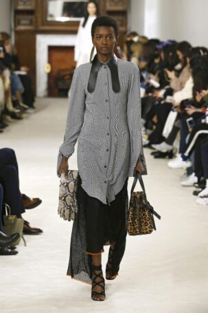 8/45 | Loewe Fall 2018 | Photo: NOWFASHION.com Loewe Fall 2018 | Photo: NOWFASHION.com