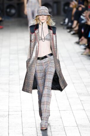 1/47 | Versus Spring 2018 | Photo: NOWFASHION.com Versus Spring 2018 | Photo: NOWFASHION.com