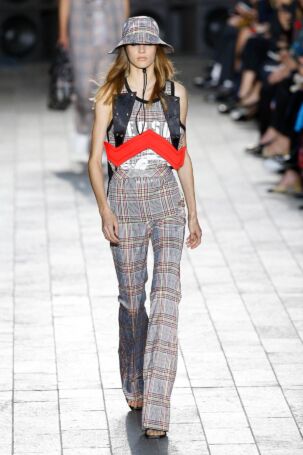 2/47 | Versus Spring 2018 | Photo: NOWFASHION.com Versus Spring 2018 | Photo: NOWFASHION.com