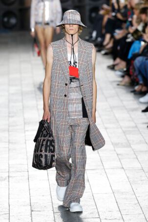 3/47 | Versus Spring 2018 | Photo: NOWFASHION.com Versus Spring 2018 | Photo: NOWFASHION.com
