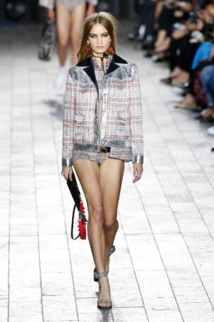 4/47 | Versus Spring 2018 | Photo: NOWFASHION.com Versus Spring 2018 | Photo: NOWFASHION.com