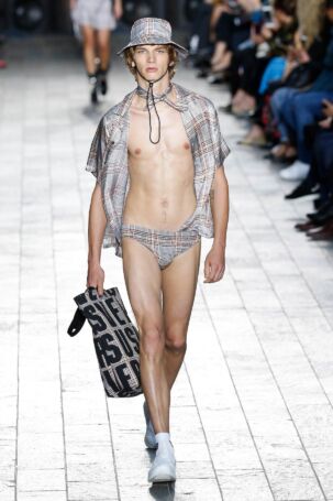 5/47 | Versus Spring 2018 | Photo: NOWFASHION.com Versus Spring 2018 | Photo: NOWFASHION.com