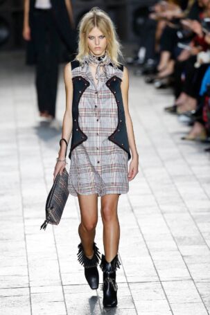 6/47 | Versus Spring 2018 | Photo: NOWFASHION.com Versus Spring 2018 | Photo: NOWFASHION.com