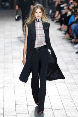 7/47 | Versus Spring 2018 | Photo: NOWFASHION.com Versus Spring 2018 | Photo: NOWFASHION.com