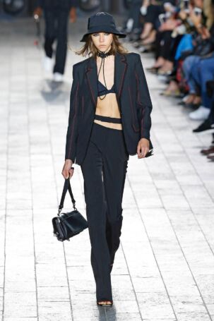 8/47 | Versus Spring 2018 | Photo: NOWFASHION.com Versus Spring 2018 | Photo: NOWFASHION.com