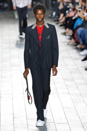 9/47 | Versus Spring 2018 | Photo: NOWFASHION.com Versus Spring 2018 | Photo: NOWFASHION.com